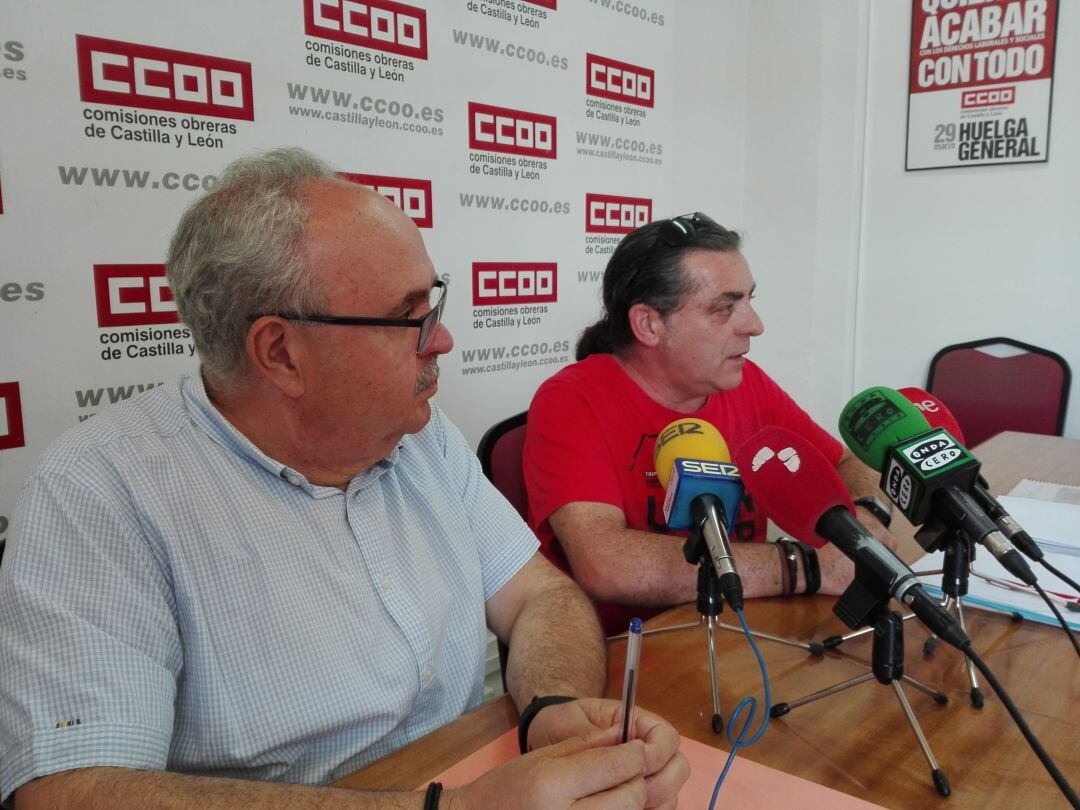 Ángel del Carmen (UGT) y Antonio Salvador (CCOO) durante la rueda de prensa