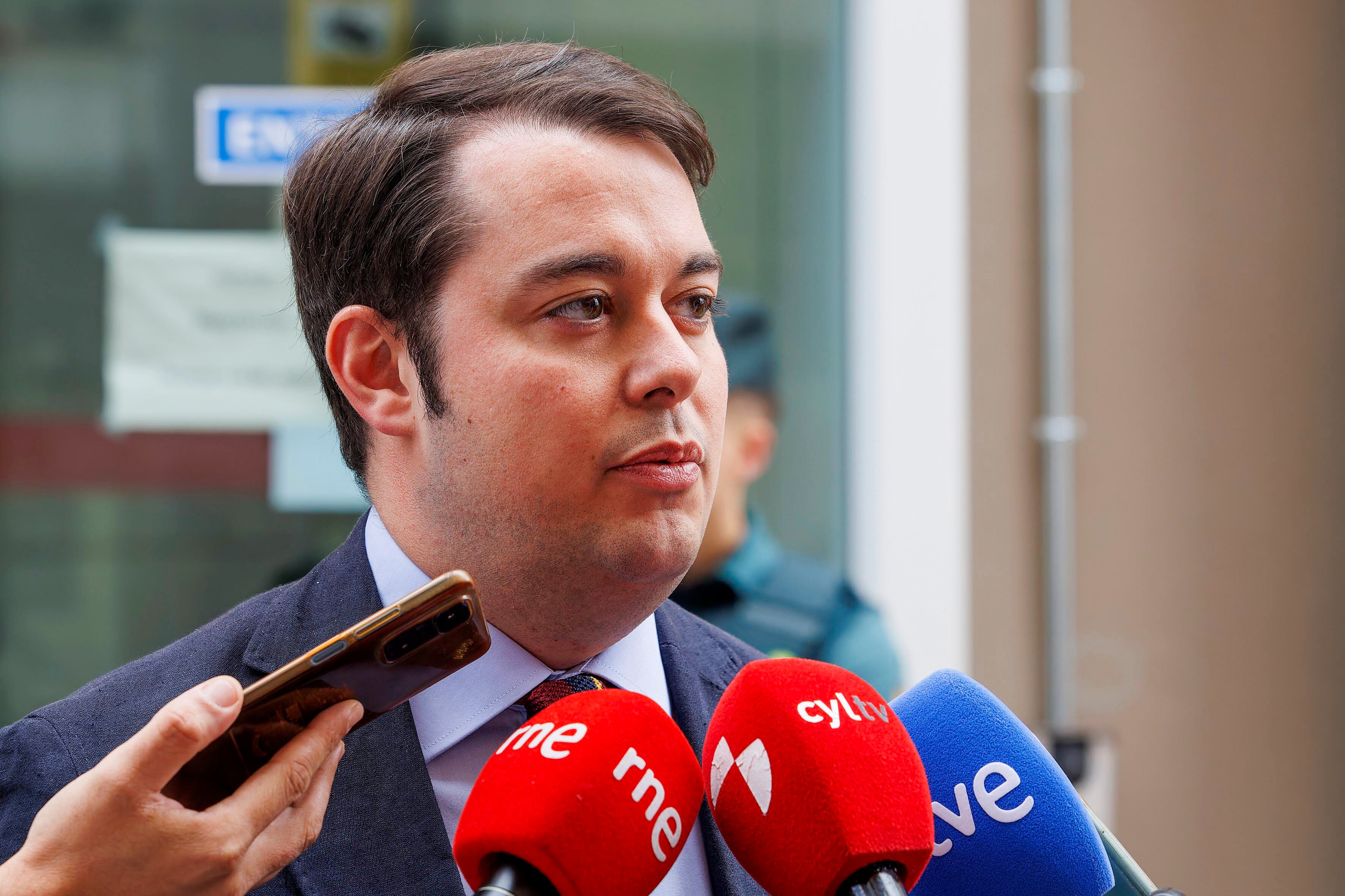 BURGOS (ESPAÑA), 29/07/2025.- El representante del arzobispado de Burgos, Natxo de Gamón tras el juicio para el desahucio de las exmonjas de Belorado en el Juzgado de Primera Instancia de Briviesca este martes. Las exmonjas del Monasterio de Belorado (Burgos) se enfrentan al juicio "con la conciencia tranquila" y confiando en que la jueza les dé la razón en el contencioso. EFE/Santi Otero