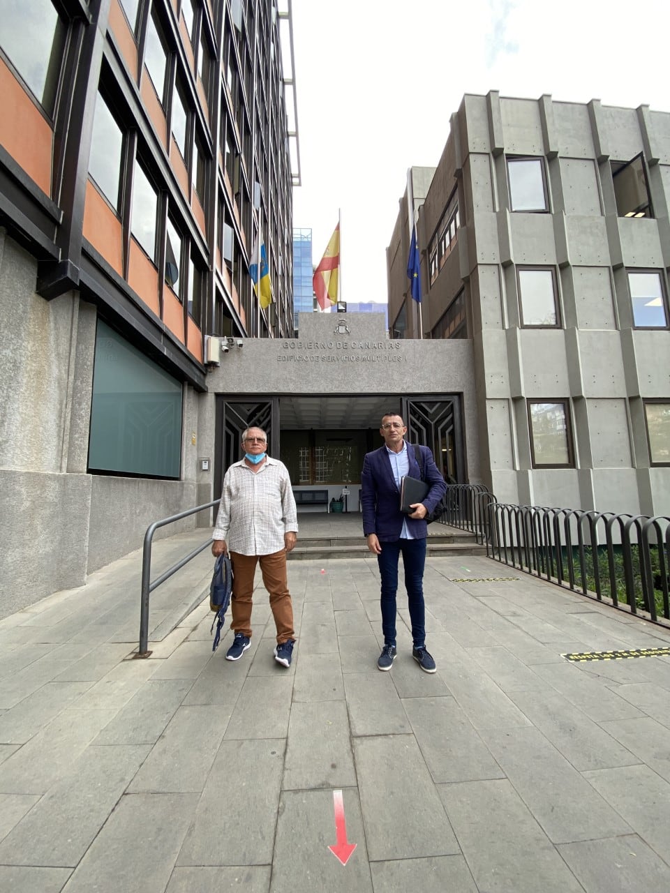 Antonio Betancort (Valterra) e Ismael Montero (Titerroy) en la sede de la consejería de Vivienda del Gobierno de Canarias.