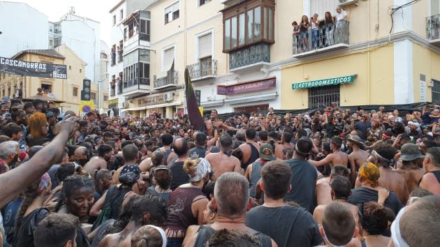 Miles de personas arropan y jalean en Baza (Granada) al Cascamorras en la carrera del 2019