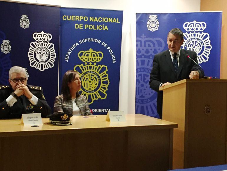 El delegado del Gobierno en Andalucía, Antonio Sanz (en el uso de la palabra), en la toma de posesión del nuevo comisario provincial de la Policía