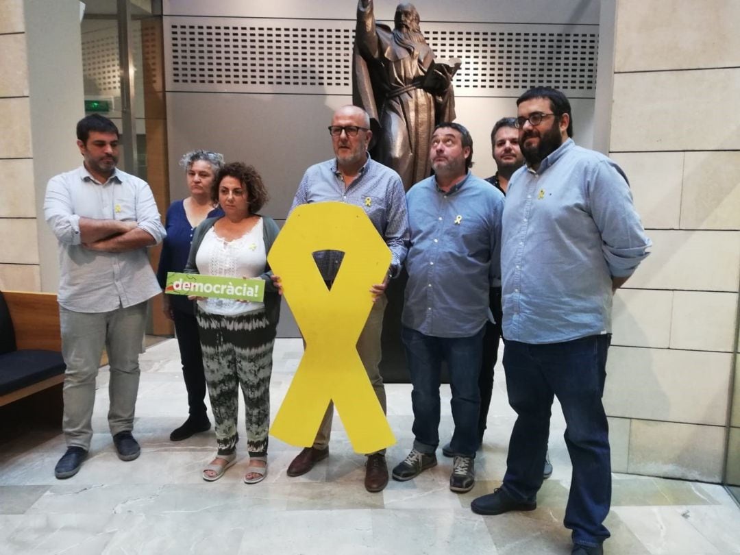 Miembros de MÉS posan con un lazo amarillo junto a la sala de prensa del Parlament después de conocerse la sentencia del &#039;procés&#039;