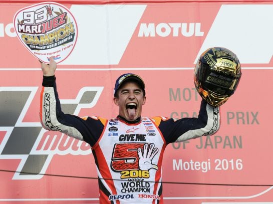 Márquez celebra el título.