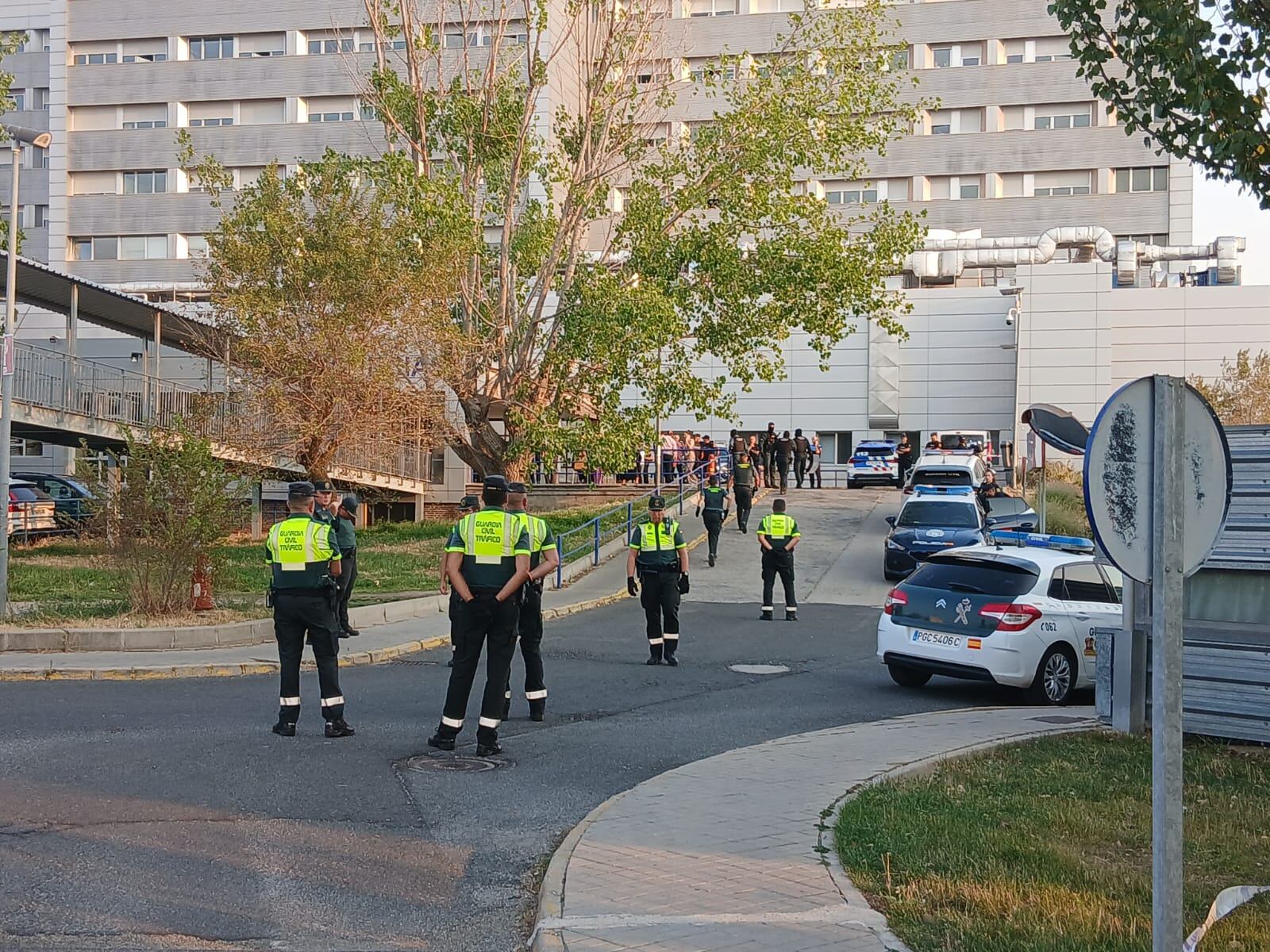 Dispositivo policial en el Hospital Nuestra Señora de Sonsoles./Ser Ávila