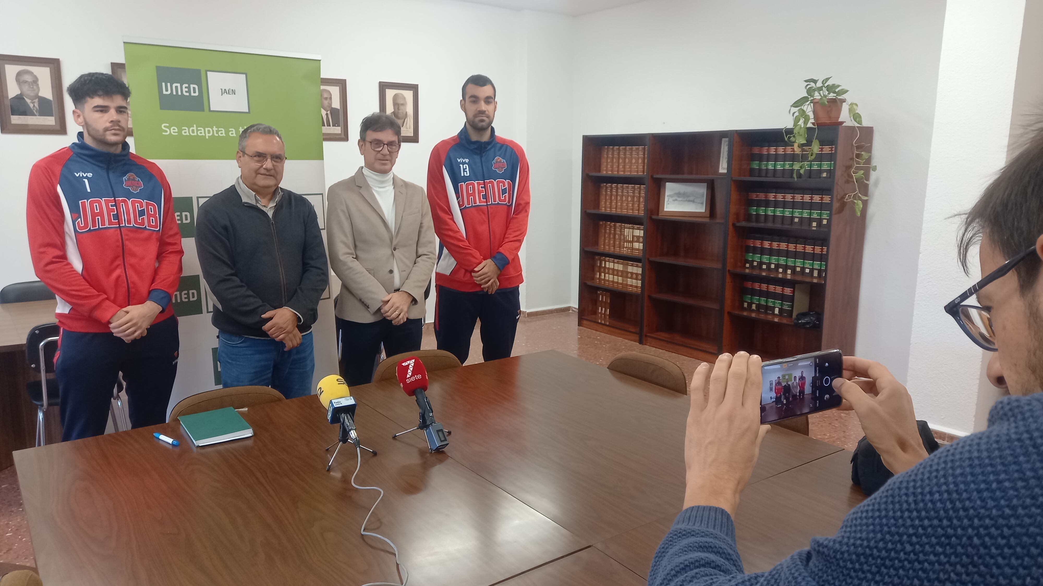 Los jugadores del Jaén Paraíso Interior CB con el presidente del club, José María Comas y el director de la UNED en Jaén, Manuel Valdivia.