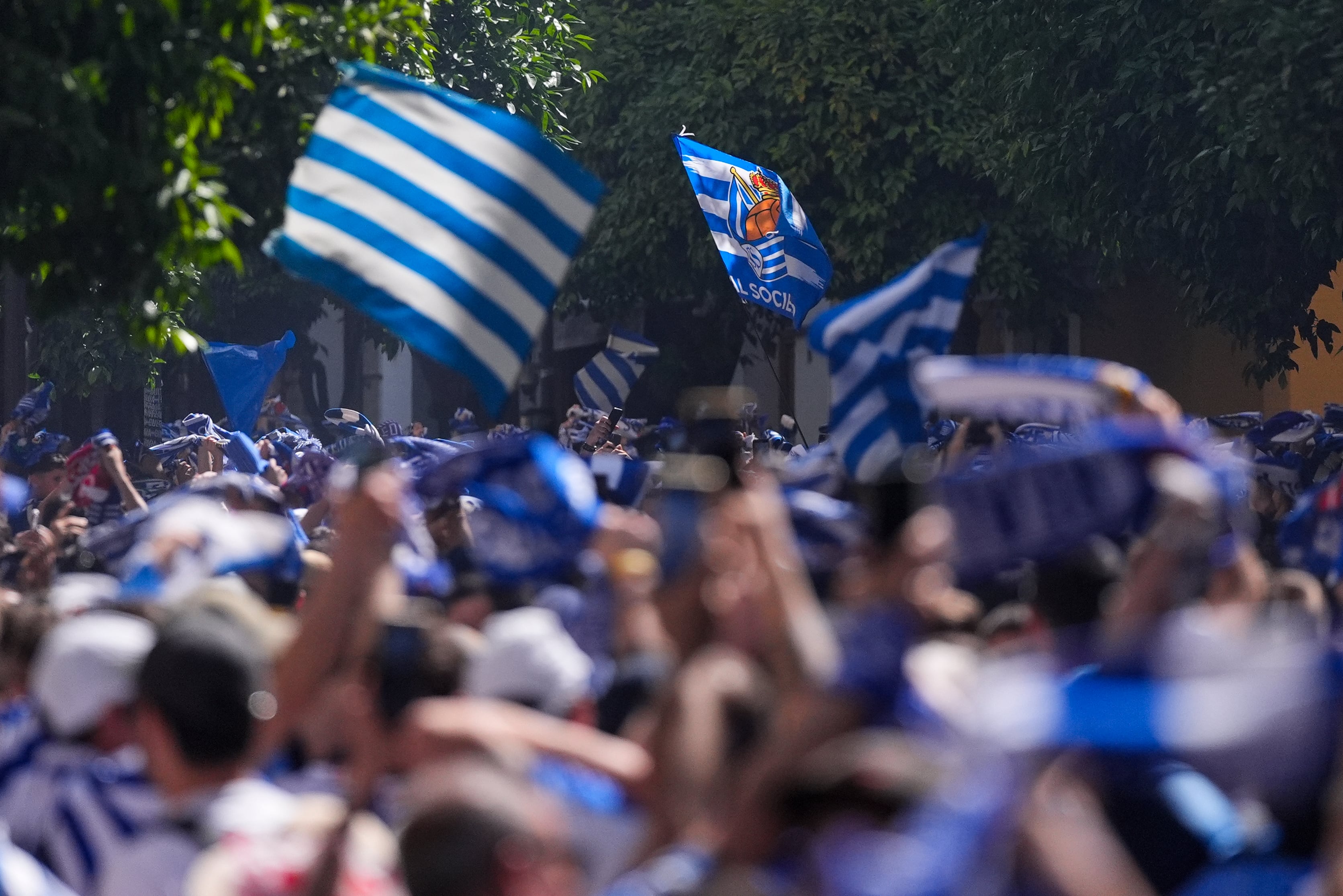 Aficionados de la Real Sociedad tiñen de 'txuri-urdin' las calles de Sevilla