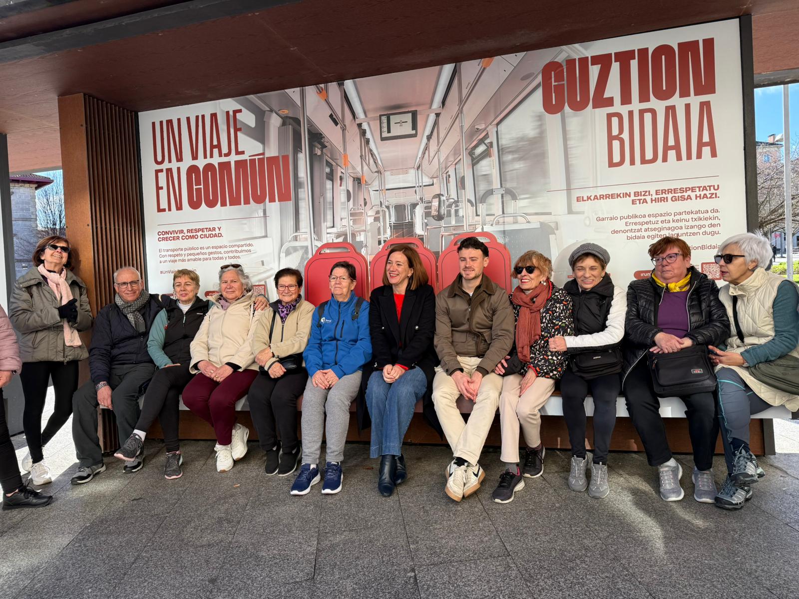 La alcaldesa y el delegado de movilidad con participantes de la campaña