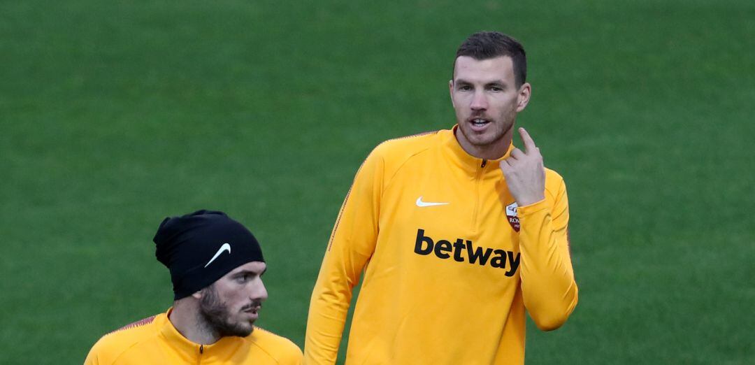 Edin Dzeko, durante el entrenamiento de este lunes en el que tuvo problemas musculares que le hacen ser duda para el partido