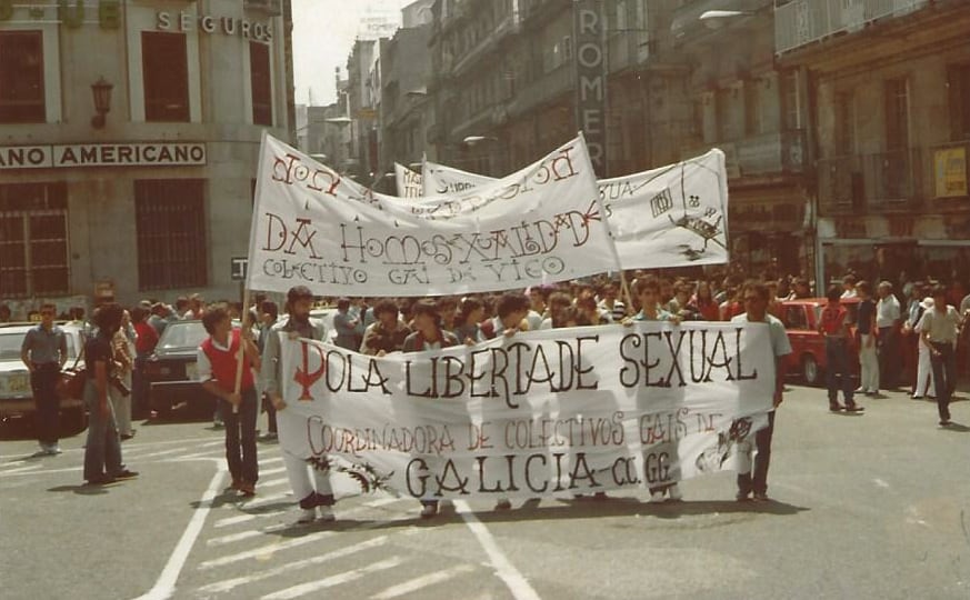 Primera manifestación del Orgullo, celebrada en Vigo en 1981. Exposición "Pegadas para un tempo novo"