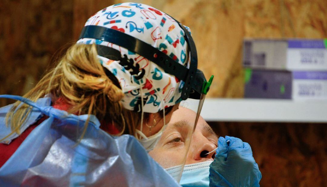 Un hombre participa en un dispositivo de cribado masivo.