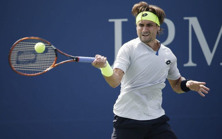 David Ferrer golpea una bola ante Filip Krajinovic.