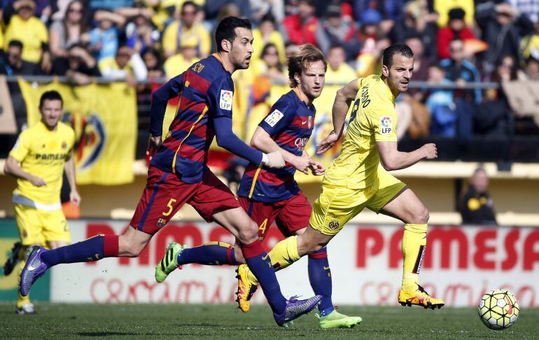 Soldado, Busquets y Rakitic pelean por el balón 