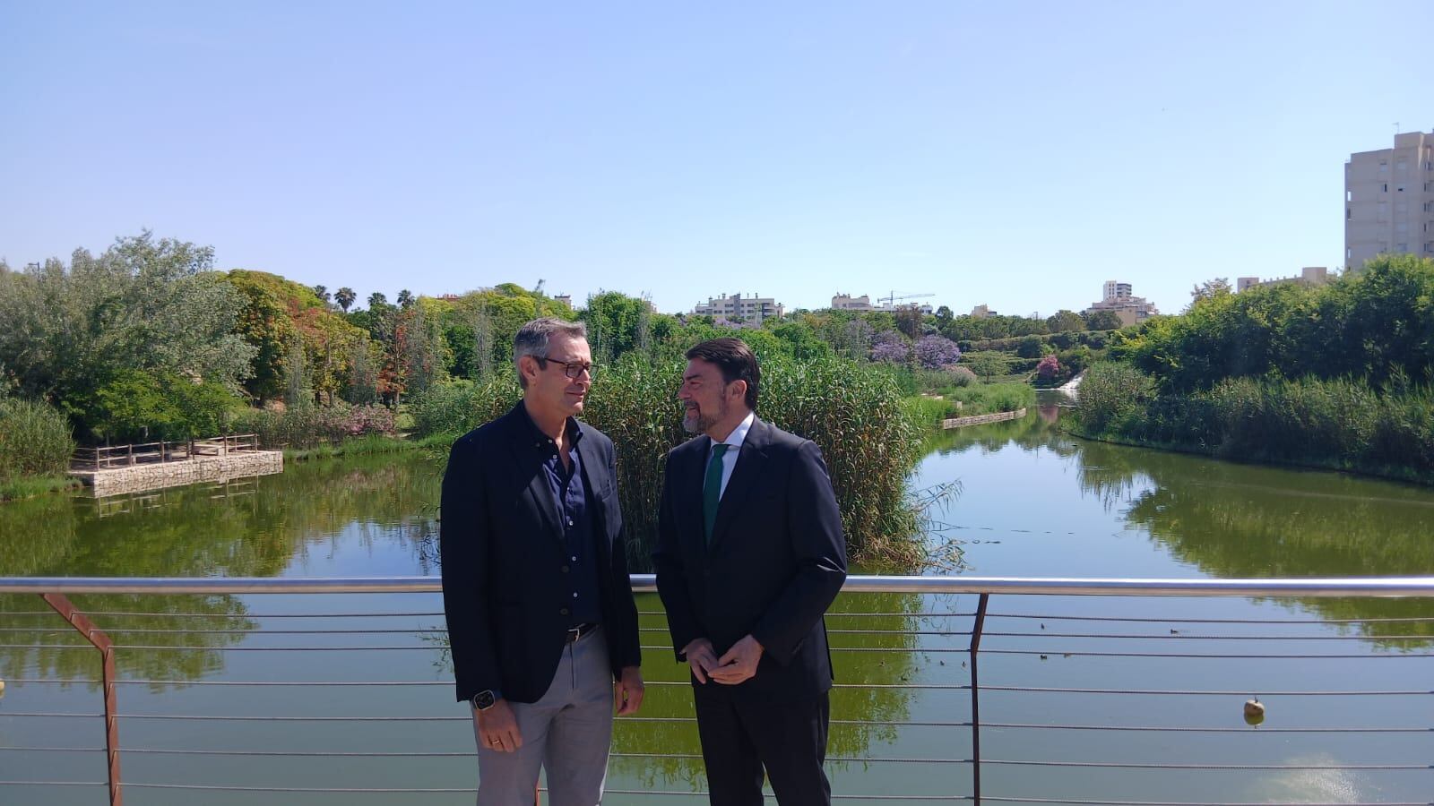 El alcalde, Luis Barcala, y el director de Aguas de Alicante, Sergio Sánchez, en el parque de La Marjal