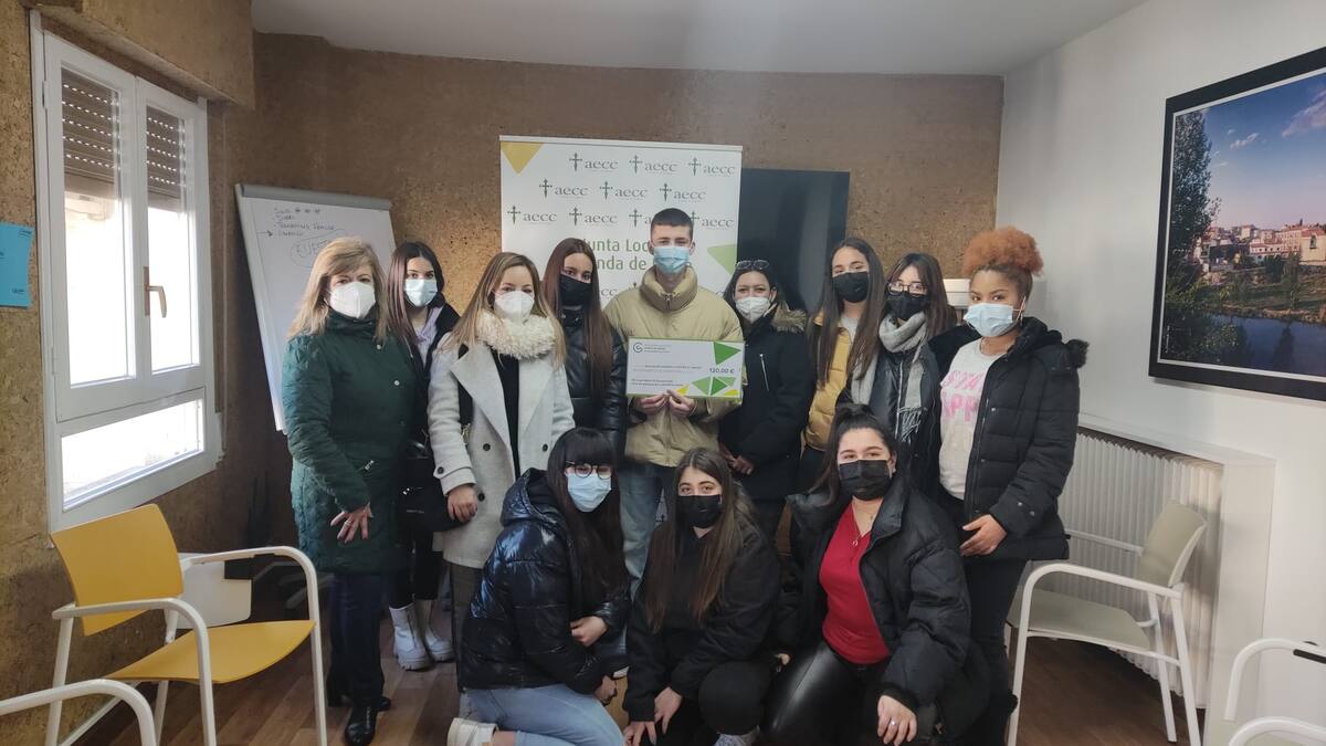 Reportaje - Jóvenes que cuidan el aspecto de los enfermos de cáncer