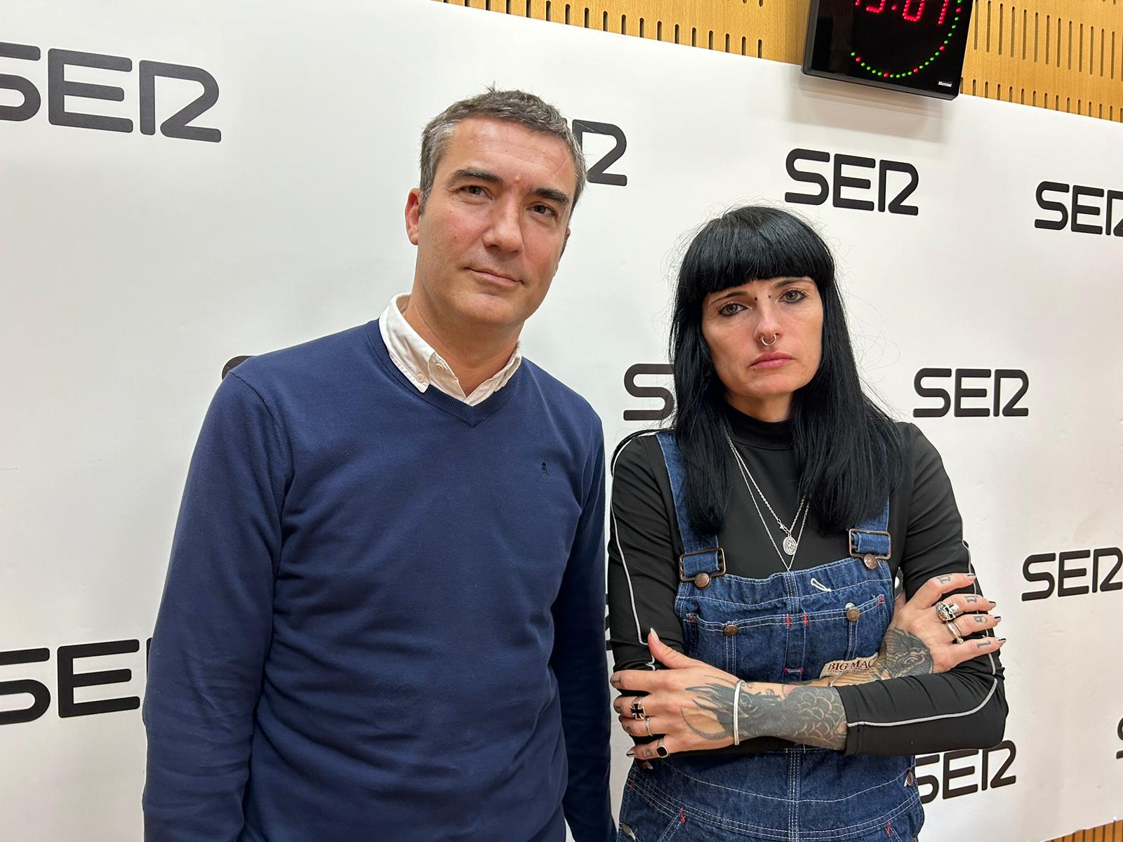 Tomás Lorenzo, presidente de la Junta de Distrito Centro Este y Tanya Vondee, de Lahiperactiva Estudio, en los estudios de Radio Murcia.