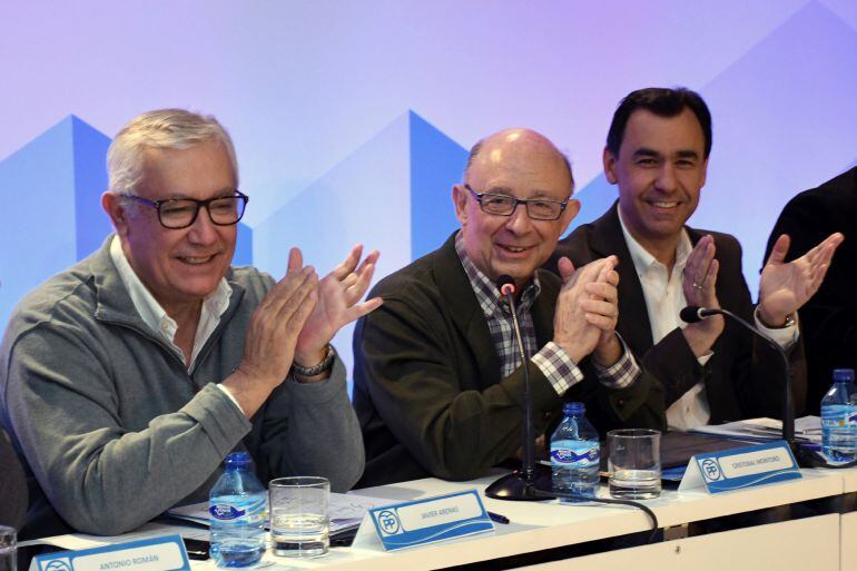 El coordinador general del Partido Popular, Fernando Martínez-Maíllo (d) junto con el vicesecretario de Política Autonómica y Local del PP, Javier Arenas, y el ministro de Hacienda y Administraciones Públicas, Cristóbal Montoro (c), durante la la reunión 