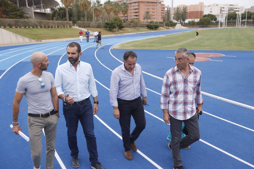 El alcalde visitando la nueva pista de atletismo.