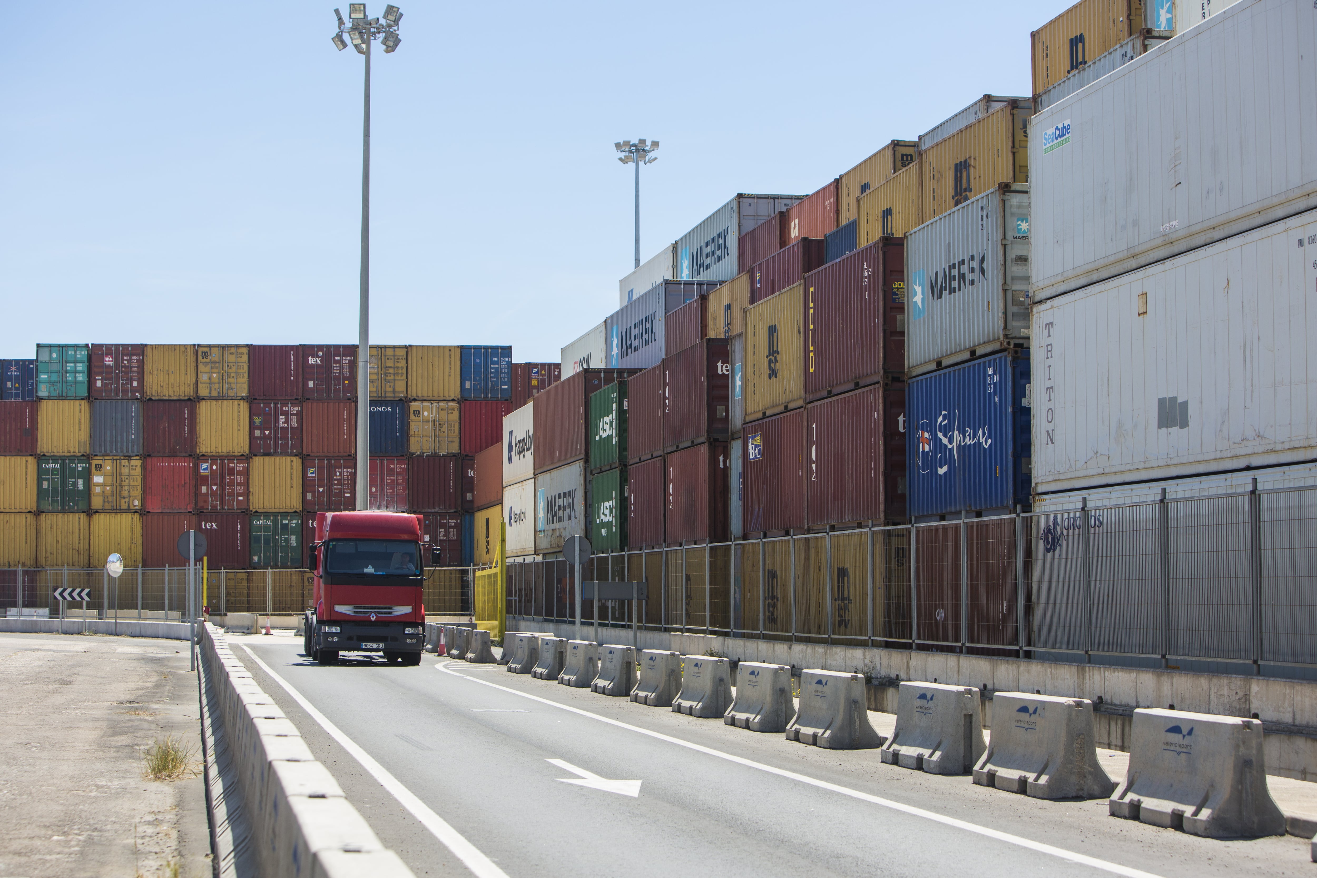 Contenedores en el puerto de València