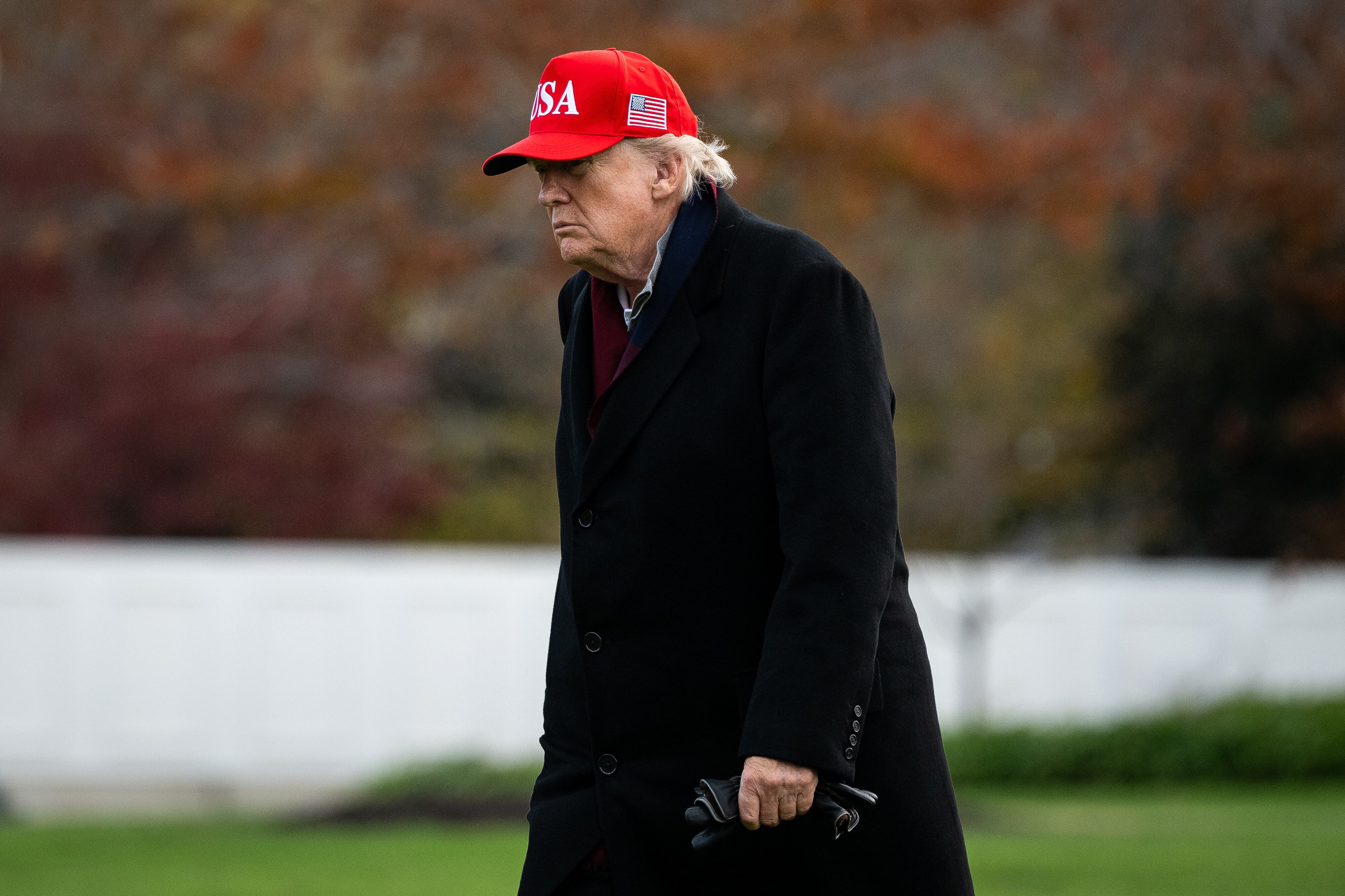El presidente de los Estados Unidos, Donald Trump, camina por el Jardín Sur de la Casa Blanca tras llegar en el Marine One, en Washington D. C., Estados Unidos, el 22 de noviembre de 2025.