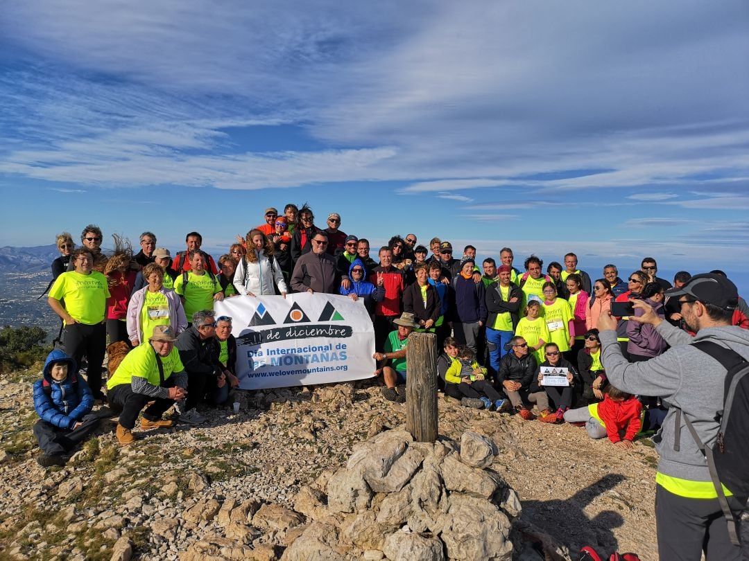 Foto de familia de subida a la cima del Montgó, con motivo del DIM 2018.