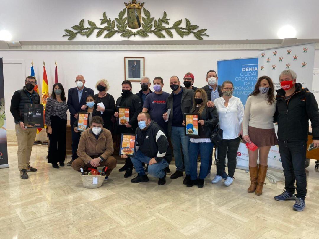 Foto de familia de la entrega de premios de la XVIII Ruta de Tapas GuíaMe Dénia.