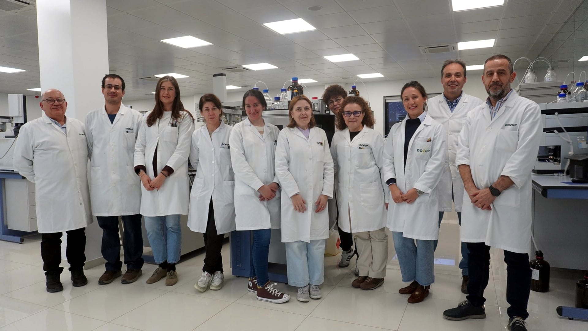 Parte del personal del laboratorio de Dcoop