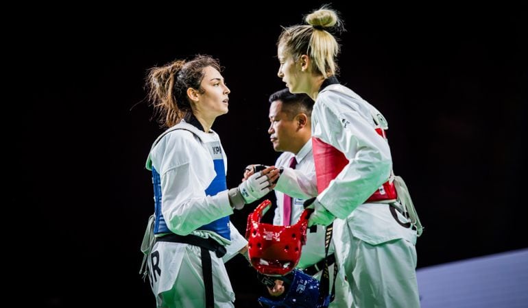 Tras eliminar a Calvo, Yaman (azul) se impuso posteriomente en la final a la croata Bruna Vuletic.