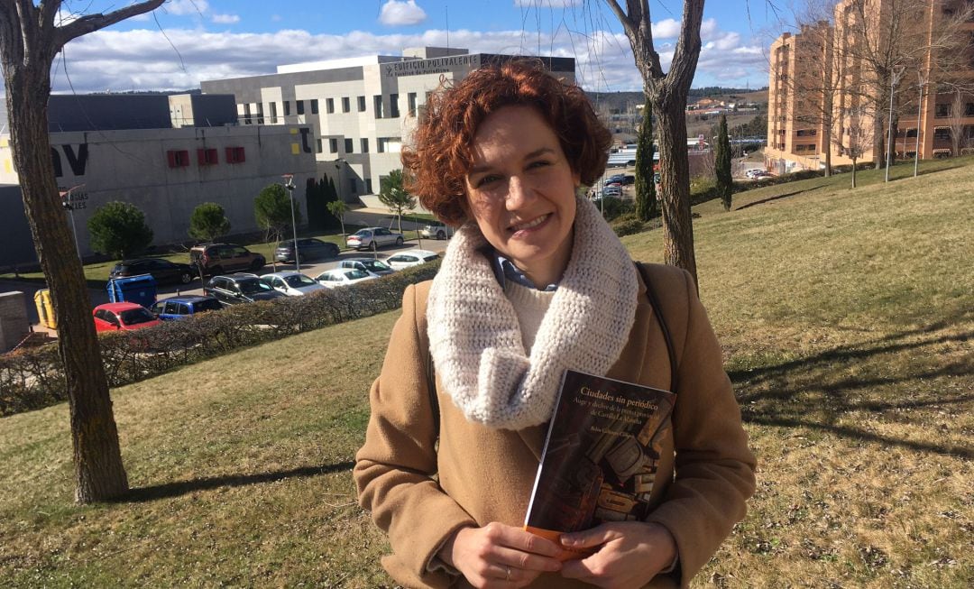 La periodista Belén Galletero en el campus de Cuenca de la UCLM.