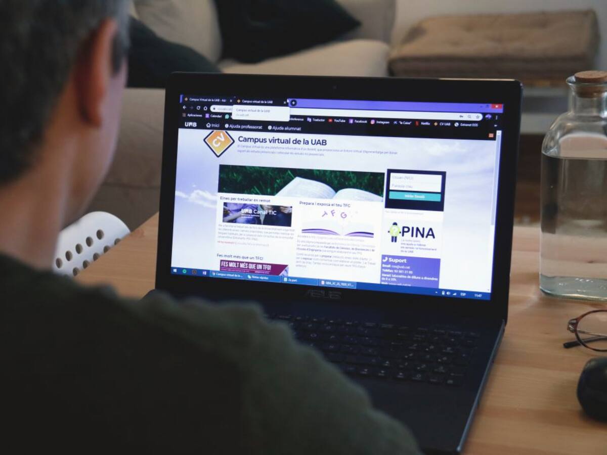 El departament d'educació només ha lliurat un 5% dels 300.000 ordinadors compromesos per als alumnes