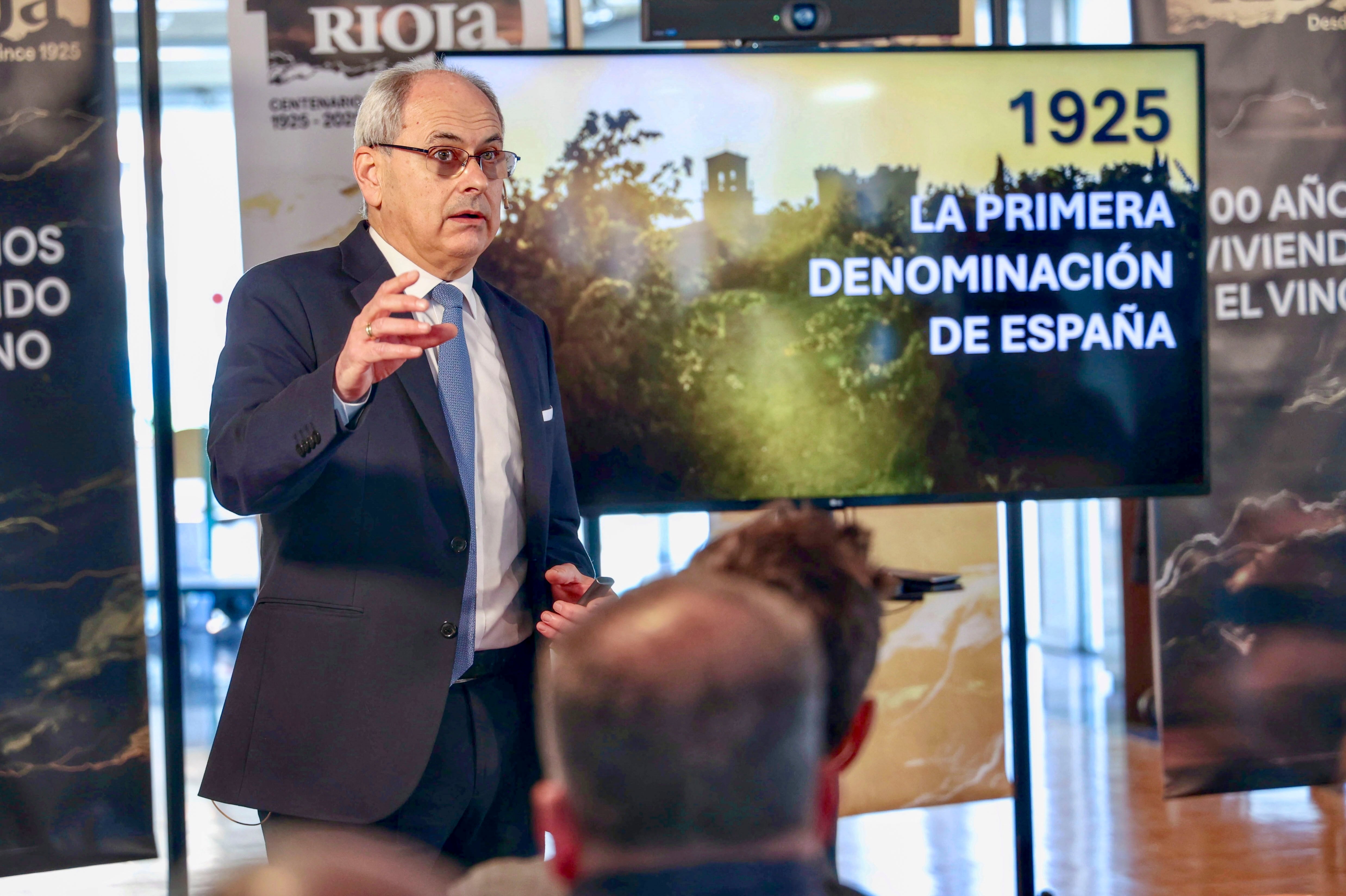 LOGROÑO, 28/01/2025.- El director general del Consejo Regulador, José Luis Lapuente, ofrece una rueda de prensa este martes en Logroño. La Denominación de Origen Calificada (DOCa) Rioja incrementó el volumen de su comercialización un 0,63 por ciento en 2024, con más de 240 millones de litros, a pesar de la &quot;negativa coyuntura&quot; que envuelve al sector del vino, que acusa una caída del consumo a nivel mundial. EFE/Raquel Manzanares
