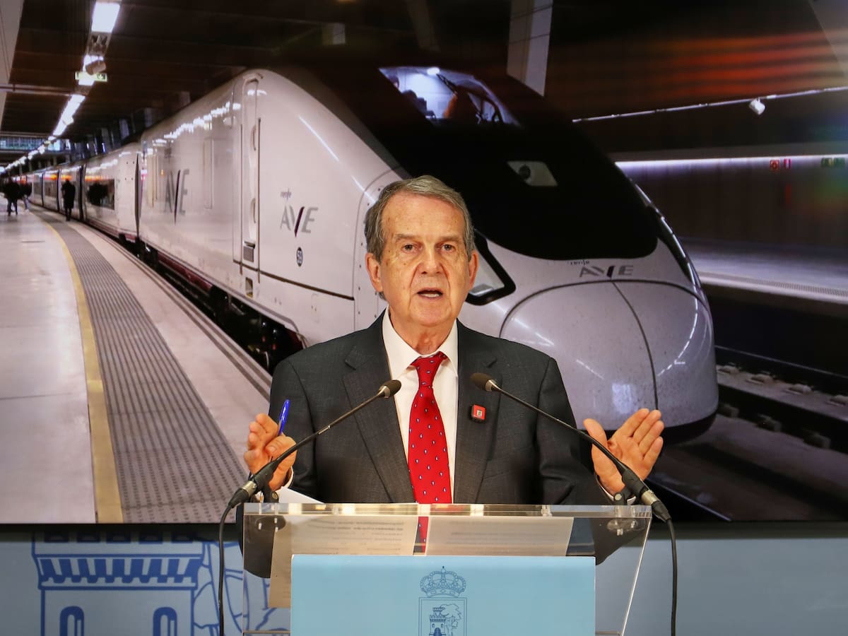Caballero desmiente el retraso del AVE a Madrid: "Alguien se equivocó, la declaración ambiental estará en 2027"