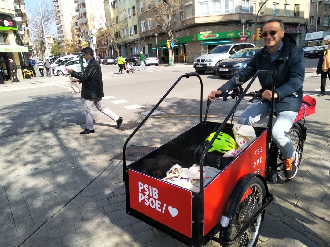 Pere Joan Pons llegando en bici en el Parc de ses Veles.