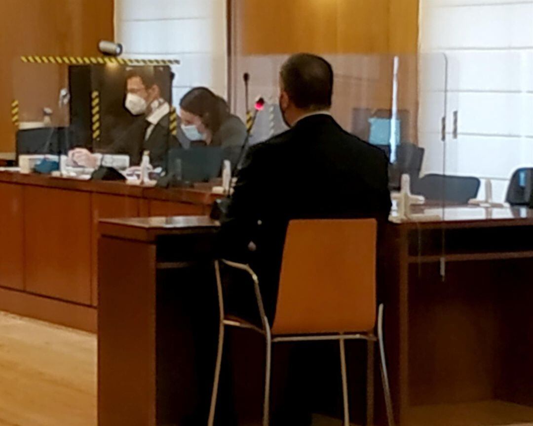 Policía acusado de falso testimonio