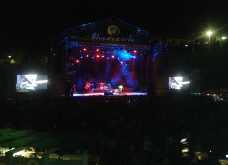 El escenario de la plaza de toros praparado para recibir a las bandas mas destacadas del festival