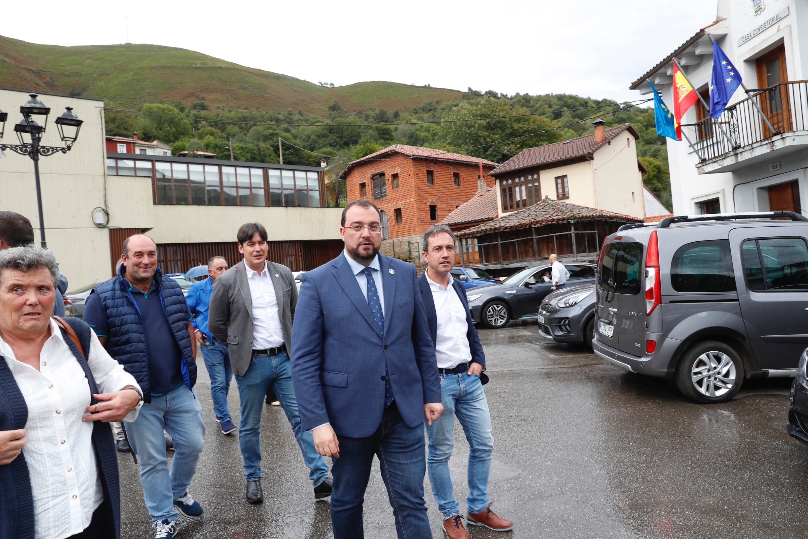 Adrián Barbón en su visita a Yernes y Tameza donde presidió la reunión del Consejo de Gobierno