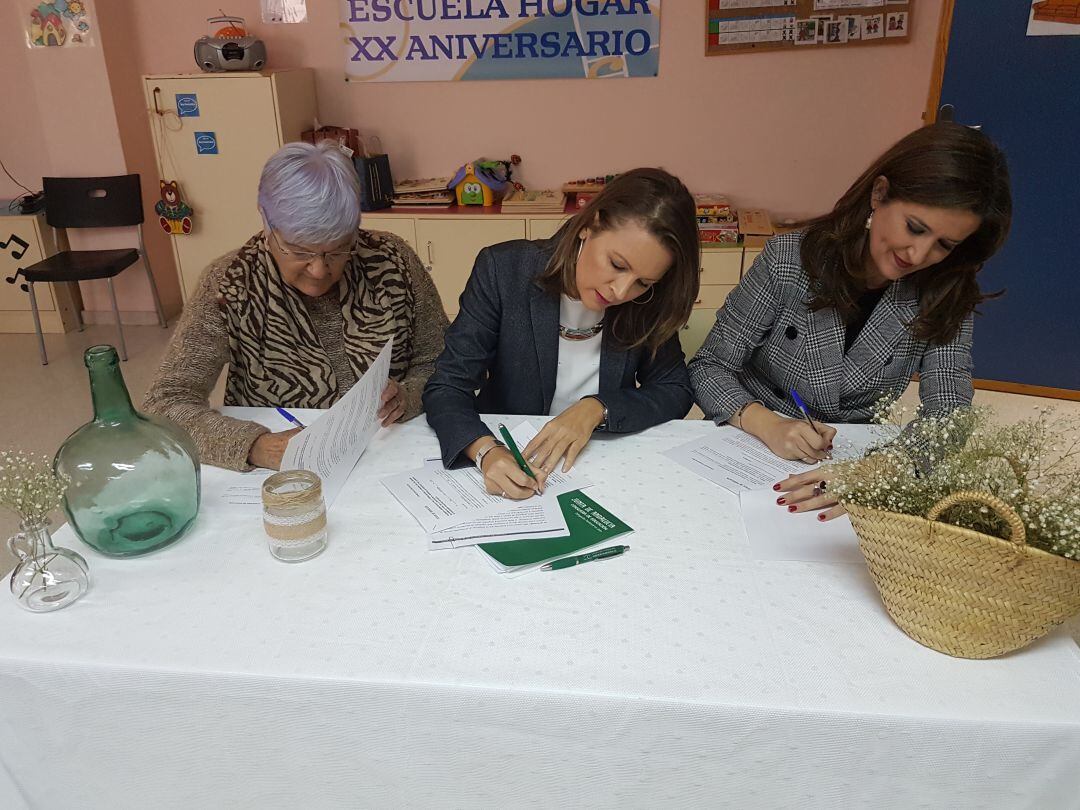 Ana María Quilez, Ana Cobo y Yolanda Caballero firman el convenio