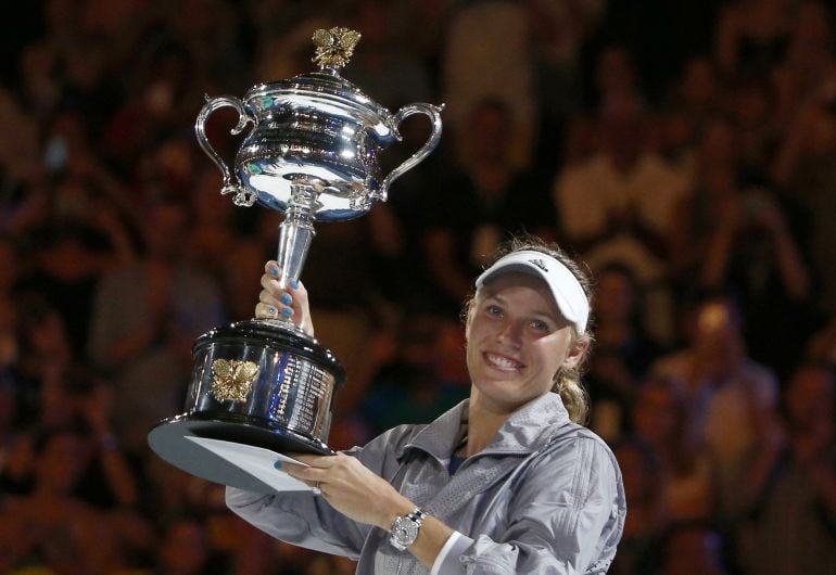 Caroline Wozniacki posa junto al trofeo