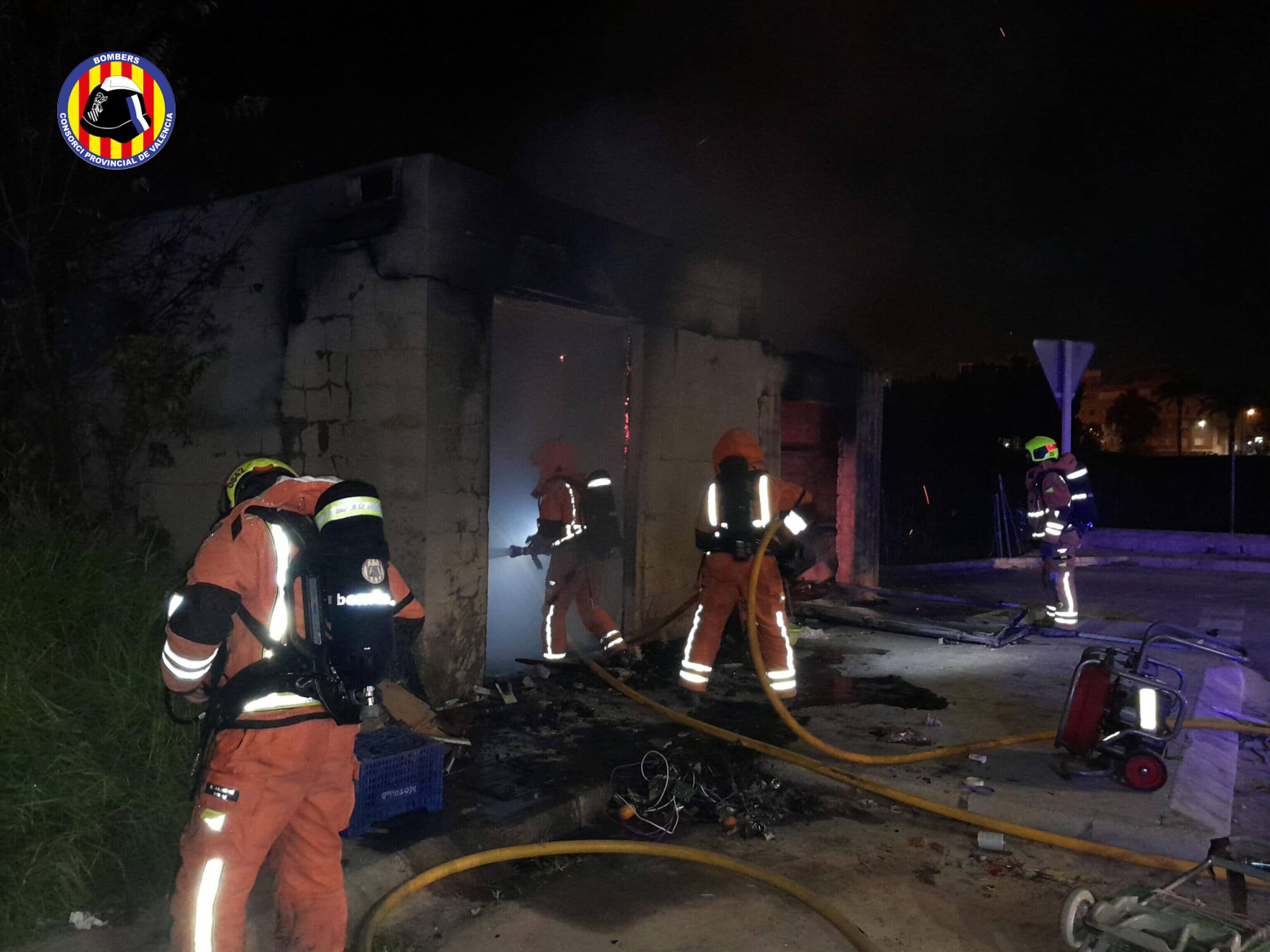 Actuación del Consorcio Provincial de Bomberos de Valencia en una caseta de Alzira