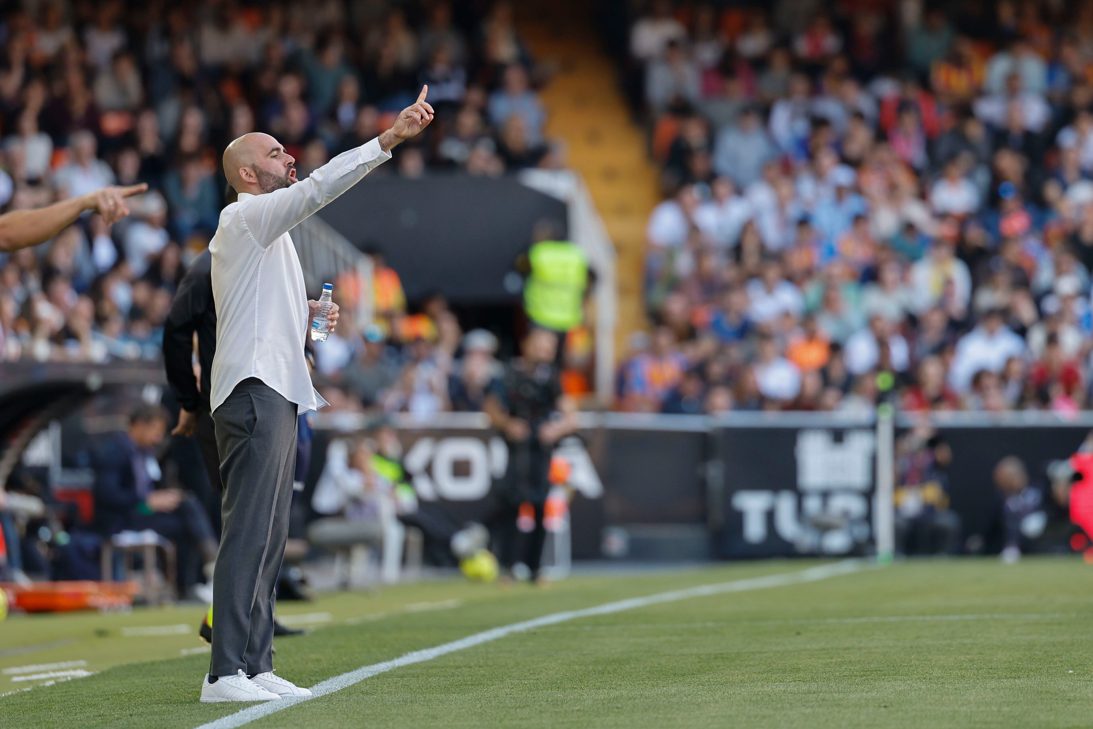 VALENCIA, 05/04/2026.- El entrenador del Celta, Claudio Giráldez, durante el partido de la jornada 30 de LaLiga EA Sports entre Valencia CF y Celta de Vigo, este domingo en el estadio de Mestalla, en Valencia. EFE/ Ana Escobar