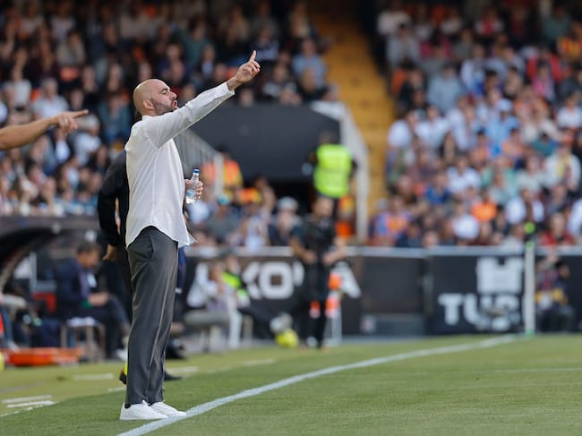 VALENCIA, 05/04/2026.- El entrenador del Celta, Claudio Giráldez, durante el partido de la jornada 30 de LaLiga EA Sports entre Valencia CF y Celta de Vigo, este domingo en el estadio de Mestalla, en Valencia. EFE/ Ana Escobar