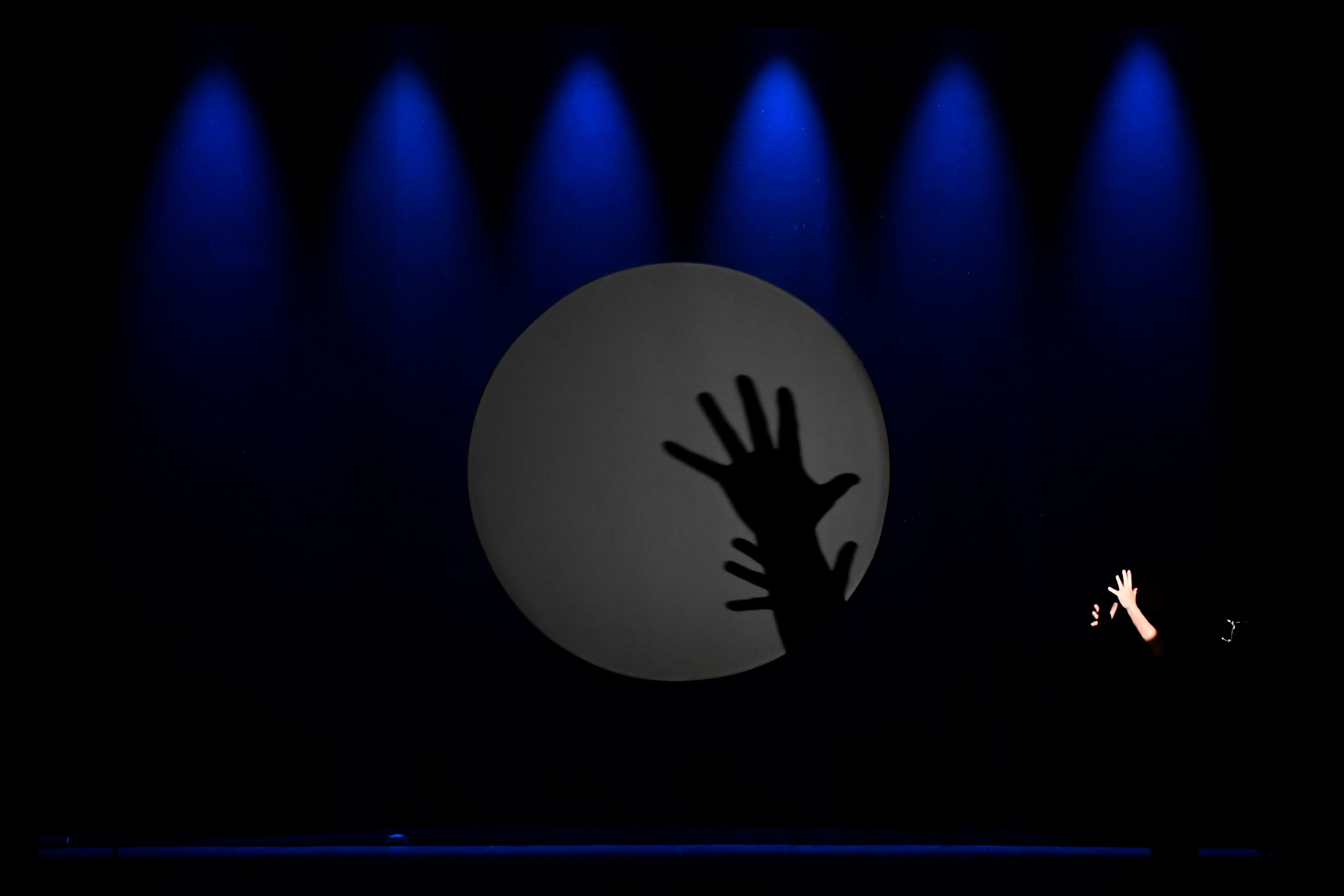 SEGOVIA, 17/05/2025.- - El belga Hans Davis, maestro del teatro de sombras, una de las variantes más antiguas del arte de los títeres, esta tarde durante la representación de su espectáculo ?La magia del teatro de sombras? dentro de la 39ª edición del Festival Internacional de Títeres de Segovia, Titirimundi. EFE/PABLO MARTIN
