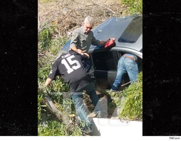 Harrison Ford ayudando en el rescate de una mujer accidentada