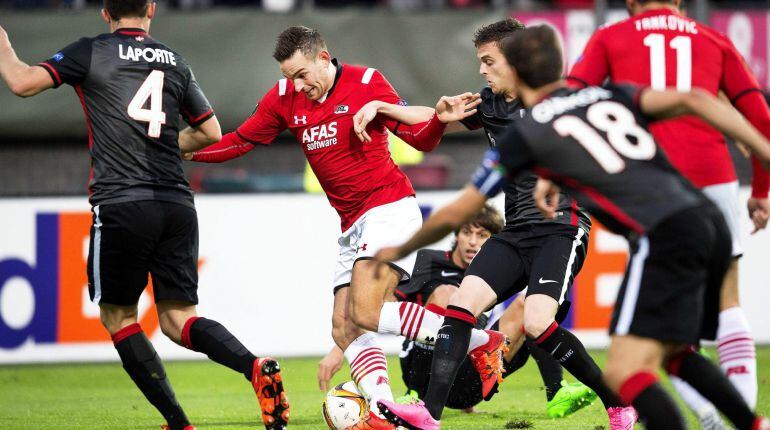 Janssen busca un regate frente al Athletic