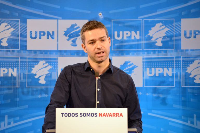 Jorge Esparza, secretario de Organización de UPN, explica el proceso de primarias en la sede regionalista.