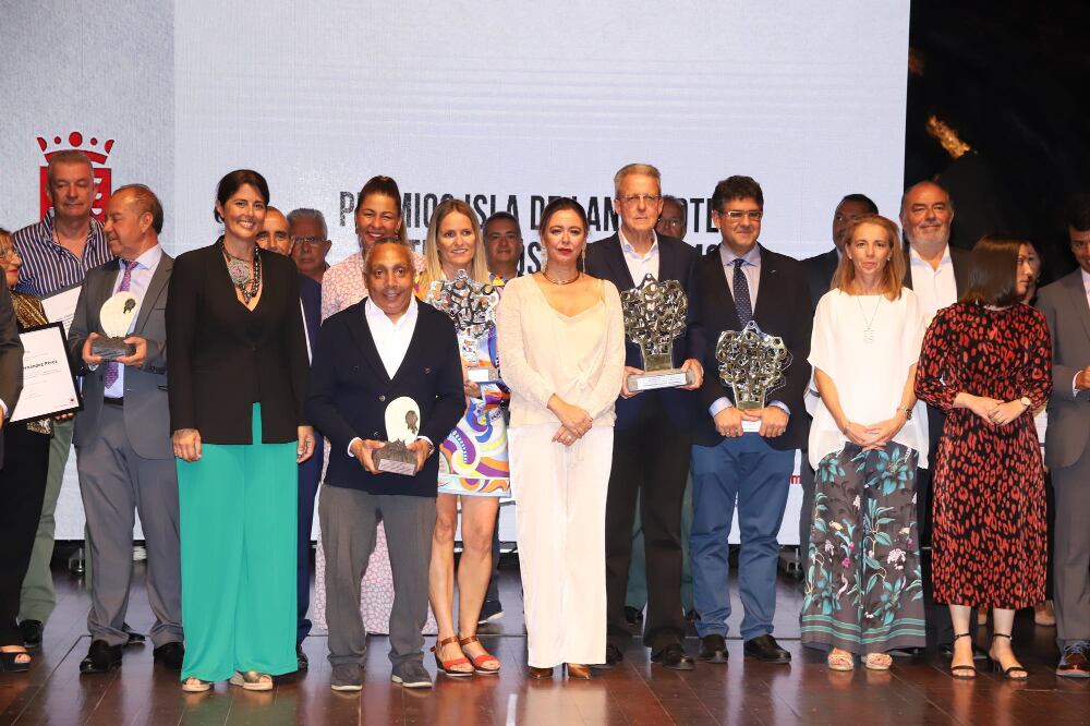 María Dolores Corujo, presidenta del Cabildo de Lanzarote, junto a los galardonados.