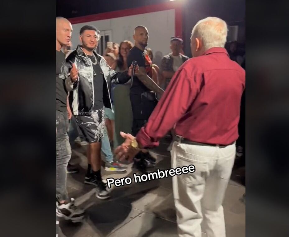 Omar Montes se encuentra con un abuelo conocido antes de su concierto.