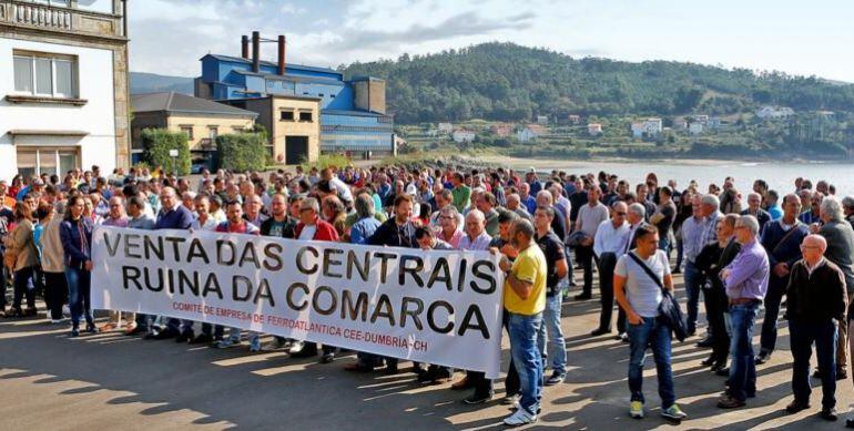 Concentración de los trabajadores en Dumbría, el pasado 21 de octubre.