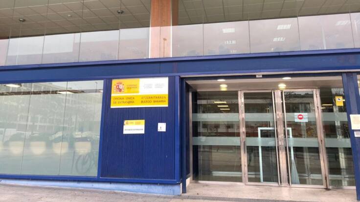 Pagar por 'papeles' : "Sin tarjeta de residencia no puedo inscribir a mi hijo en el colegio"