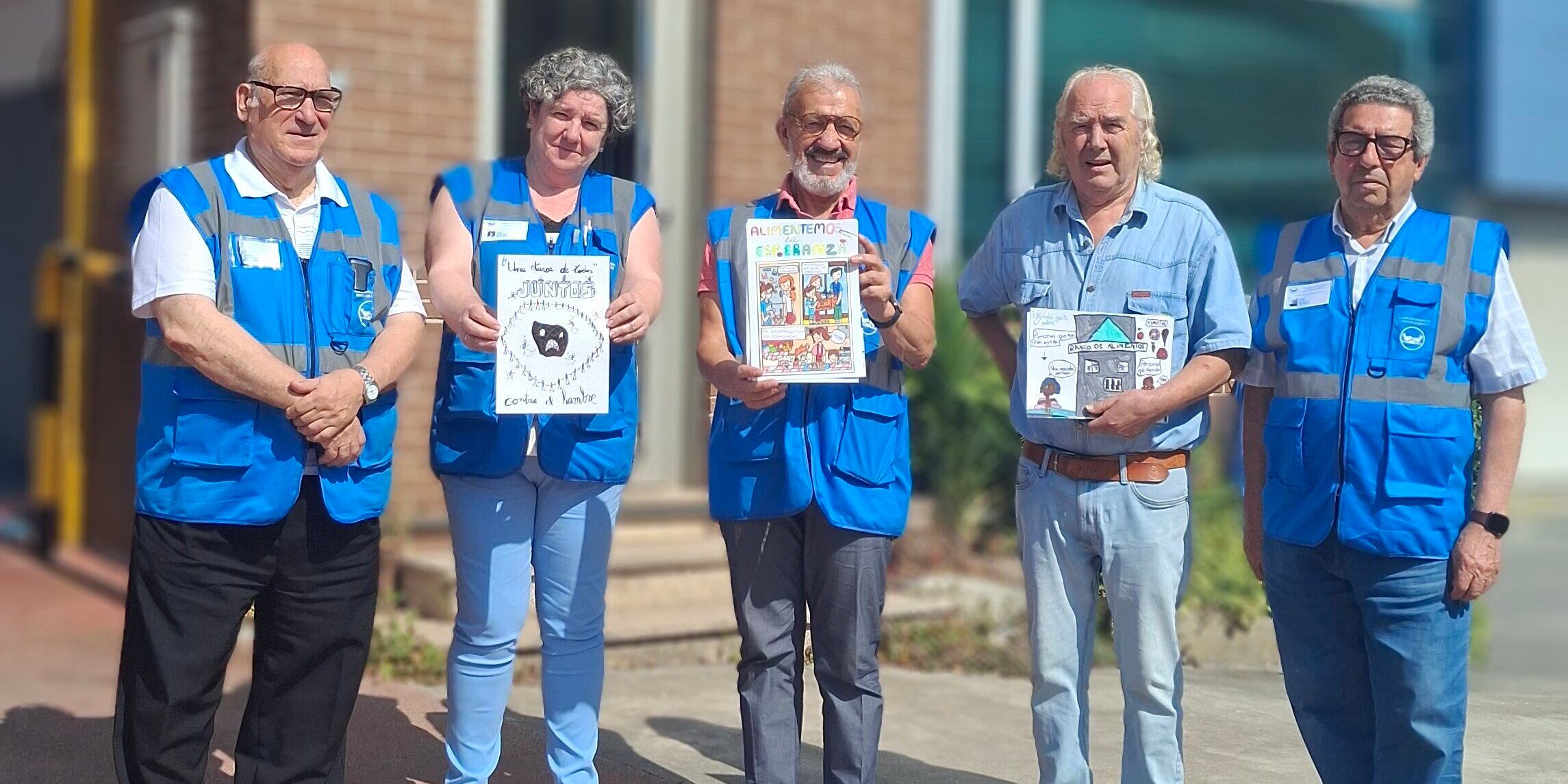 Miembros del Banco de Alimentos con los dibujos ganadores