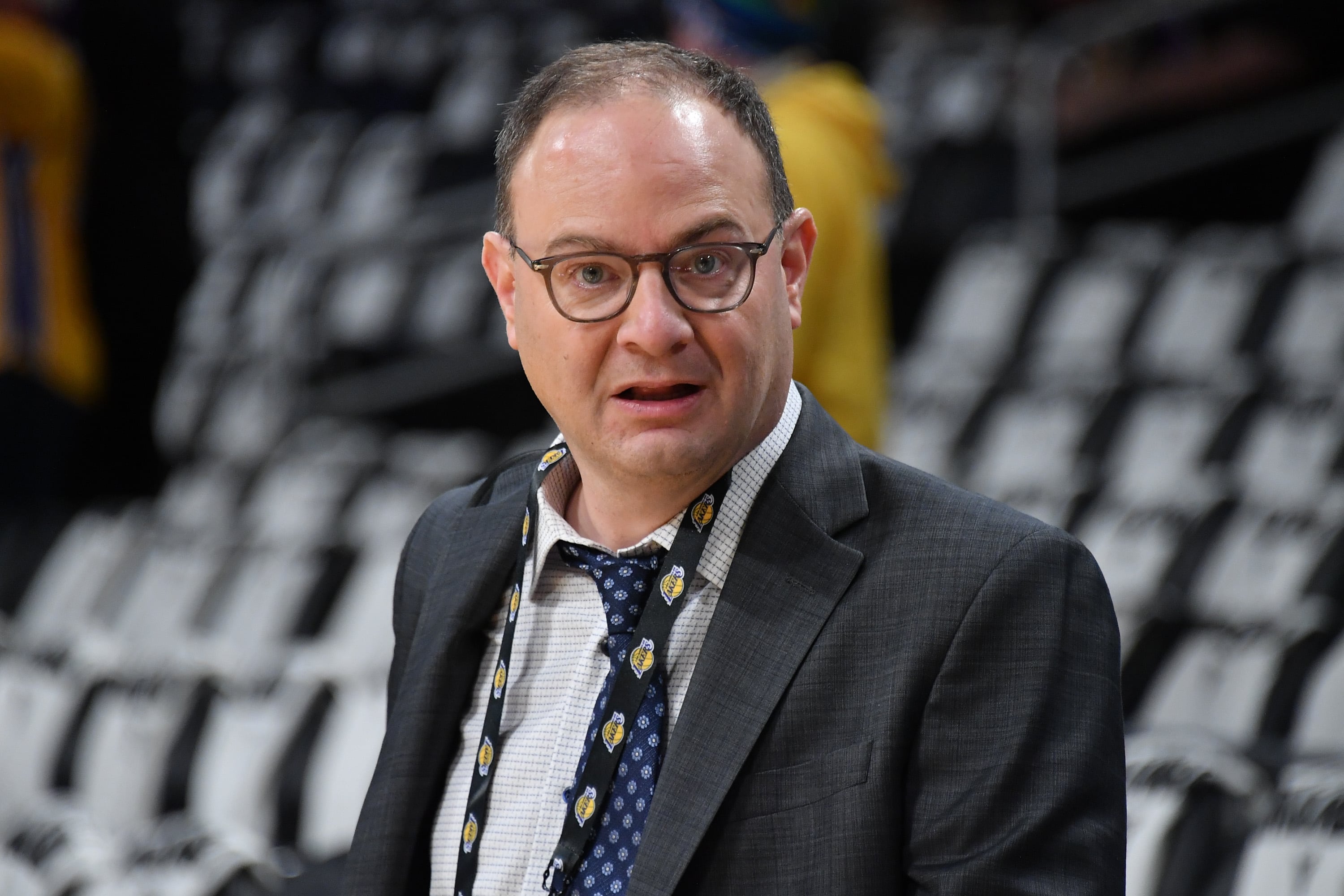 El periodista Adrian Wojnarowski, durante el partido de la NBA de la pasada temporada entre Lakers y Celtics